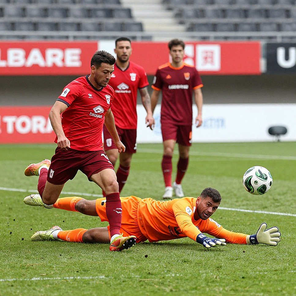 Ninh Bình thắng HAGL 4-3: bảy bàn, hai thẻ đỏ và quả đá phạt nhanh ở phút 90